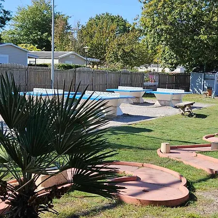 Campsite Mobil 205 6 A 8 Personnes Gastes